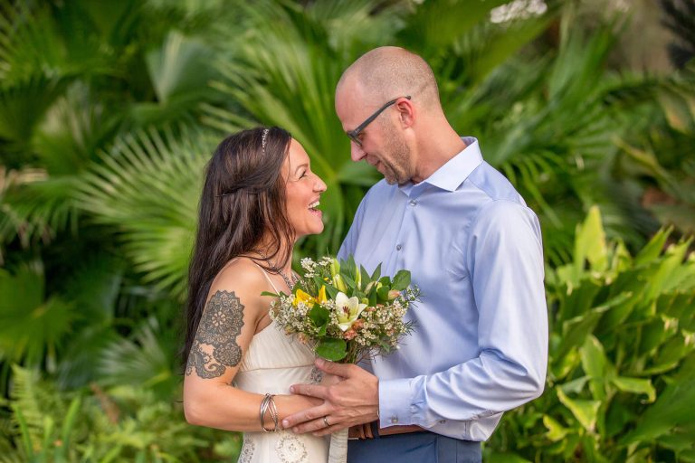 Tender wedding photo session in Hampton Park