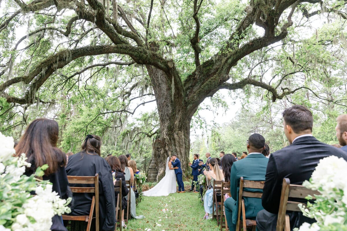 couple kissing under oak tree