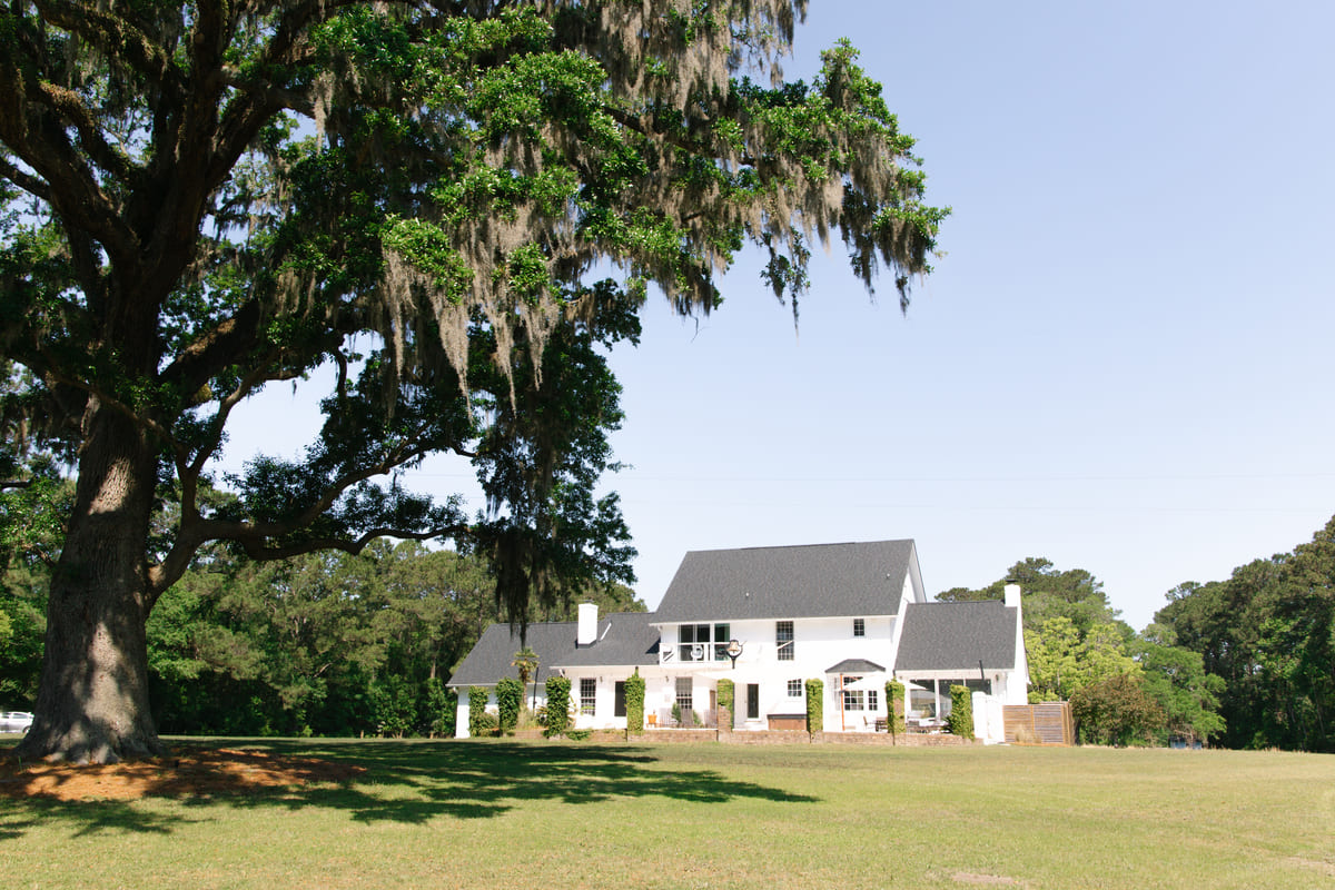 Pine creek wedding venue beside the tree