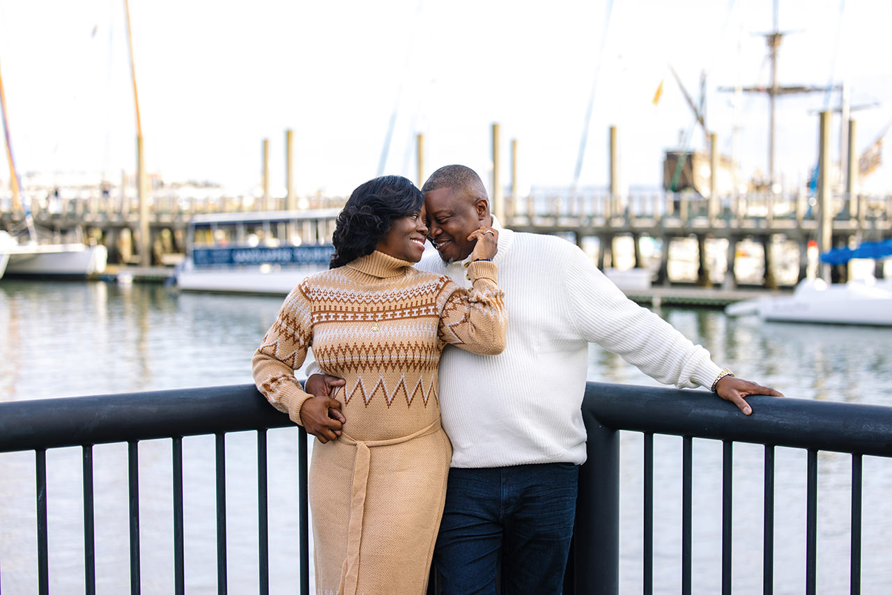 charleston anniversary photo session at Aquarium Wharf