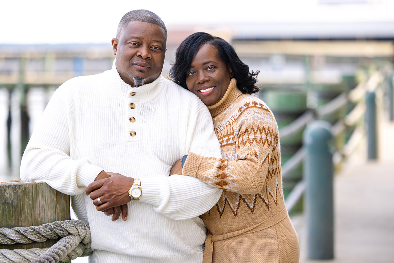 charleston anniversary photo session at Aquarium Wharf