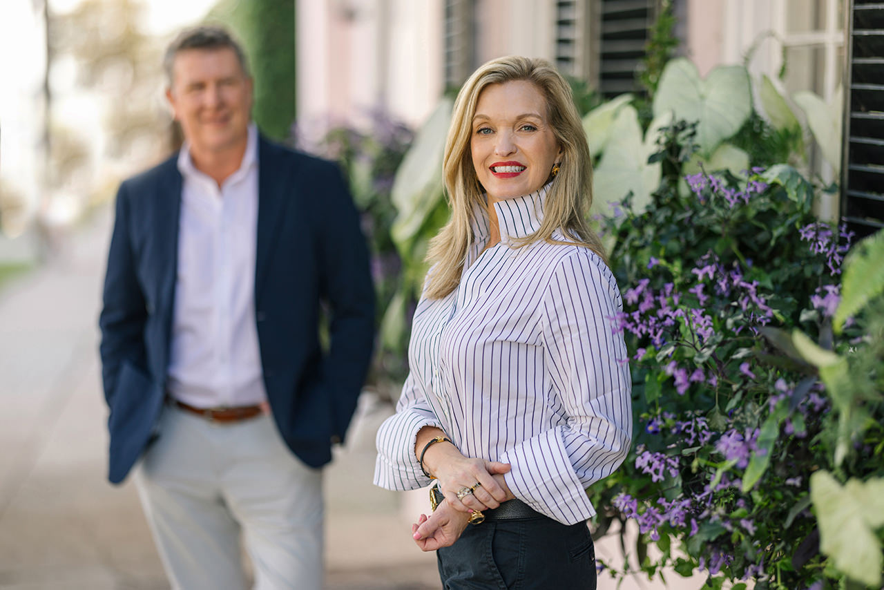 charleston anniversary photo session at Rainbow Row