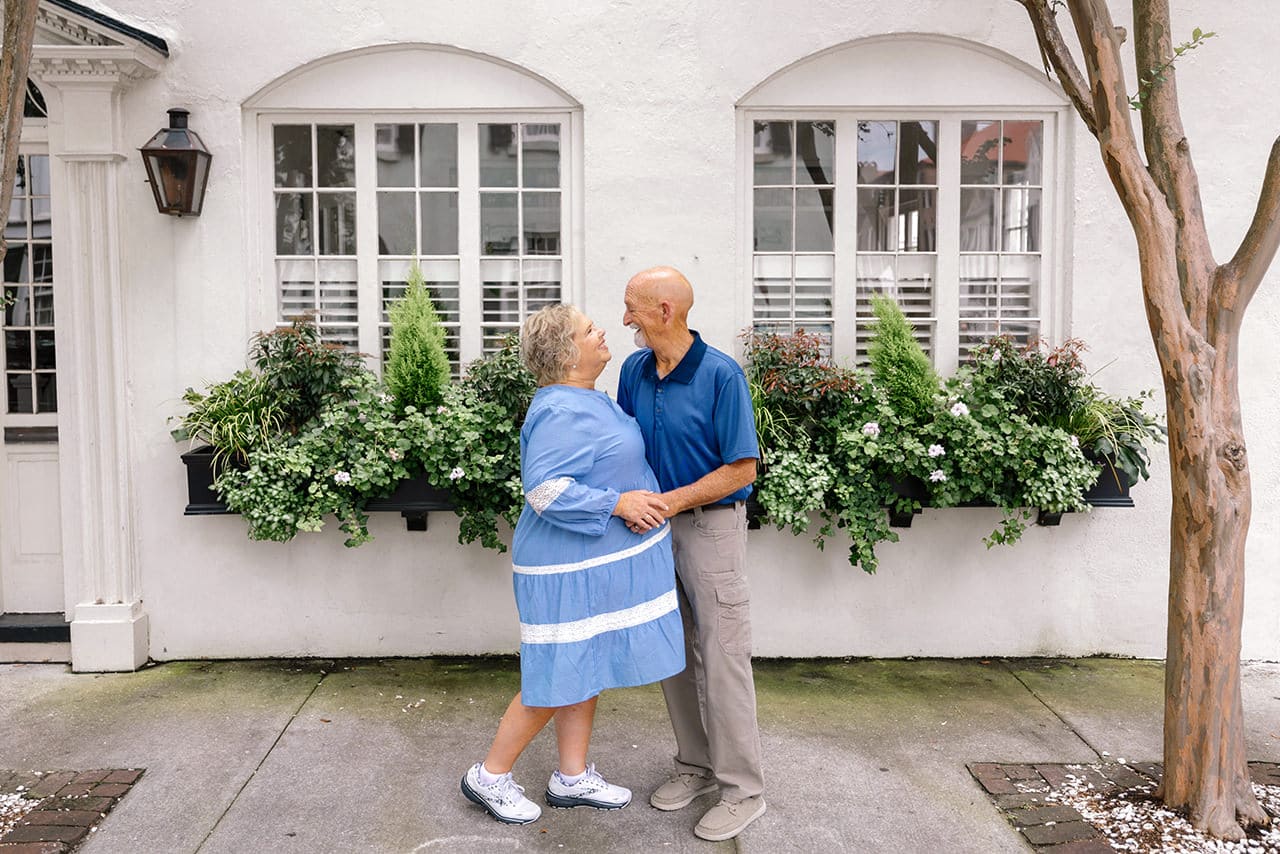 charleston anniversary photo session at Rainbow Row