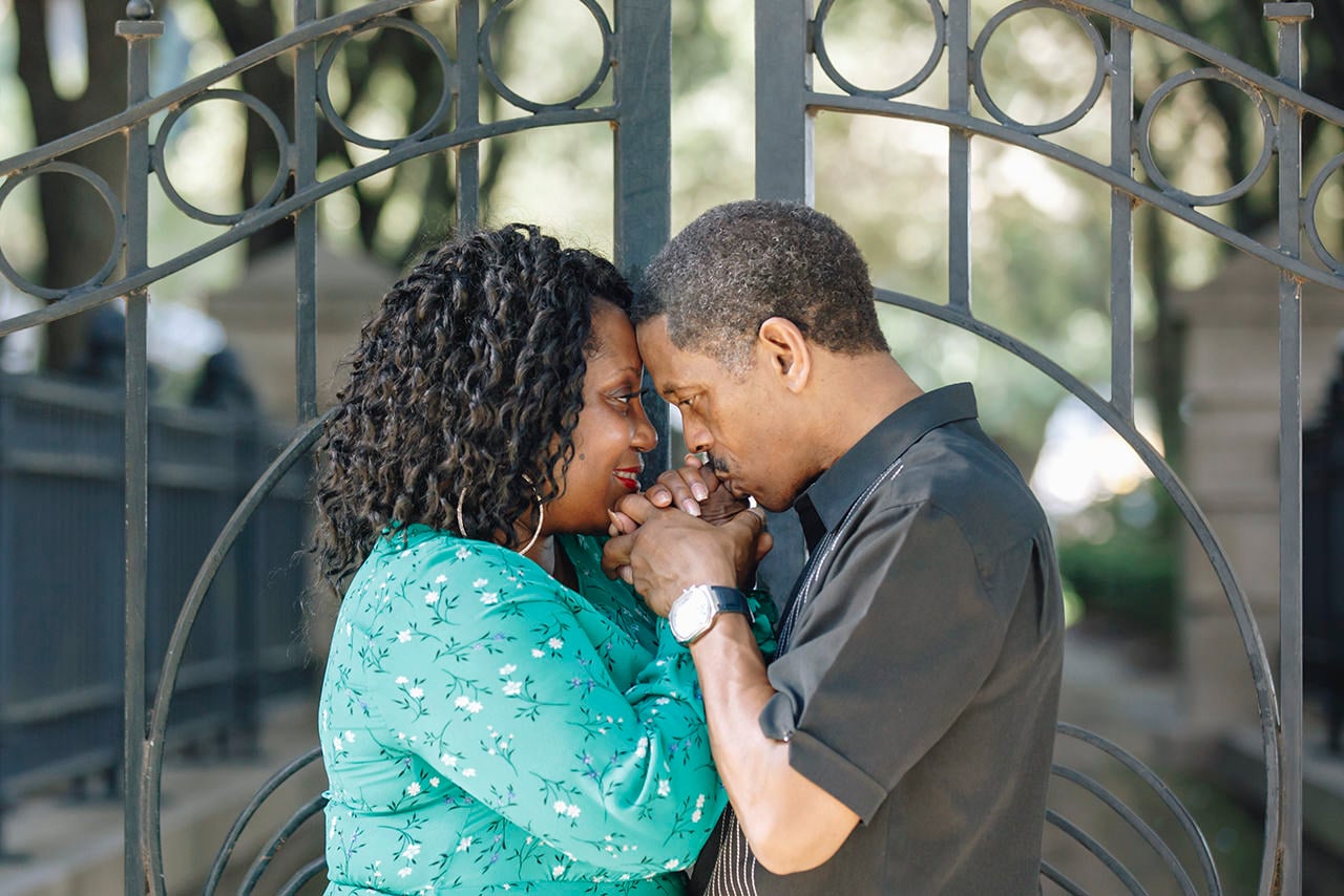 charleston anniversary photo session at Waterfront Park