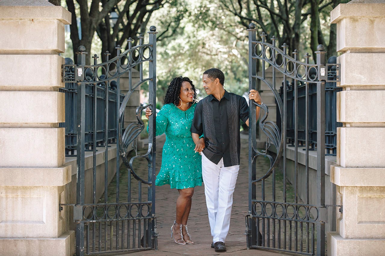 charleston anniversary photo session at Waterfront Park