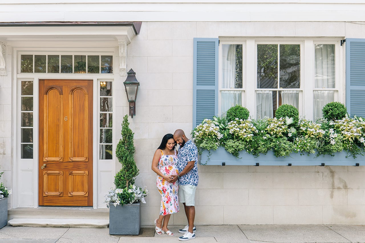 professional photographer maternity photo session at White Point Gardens