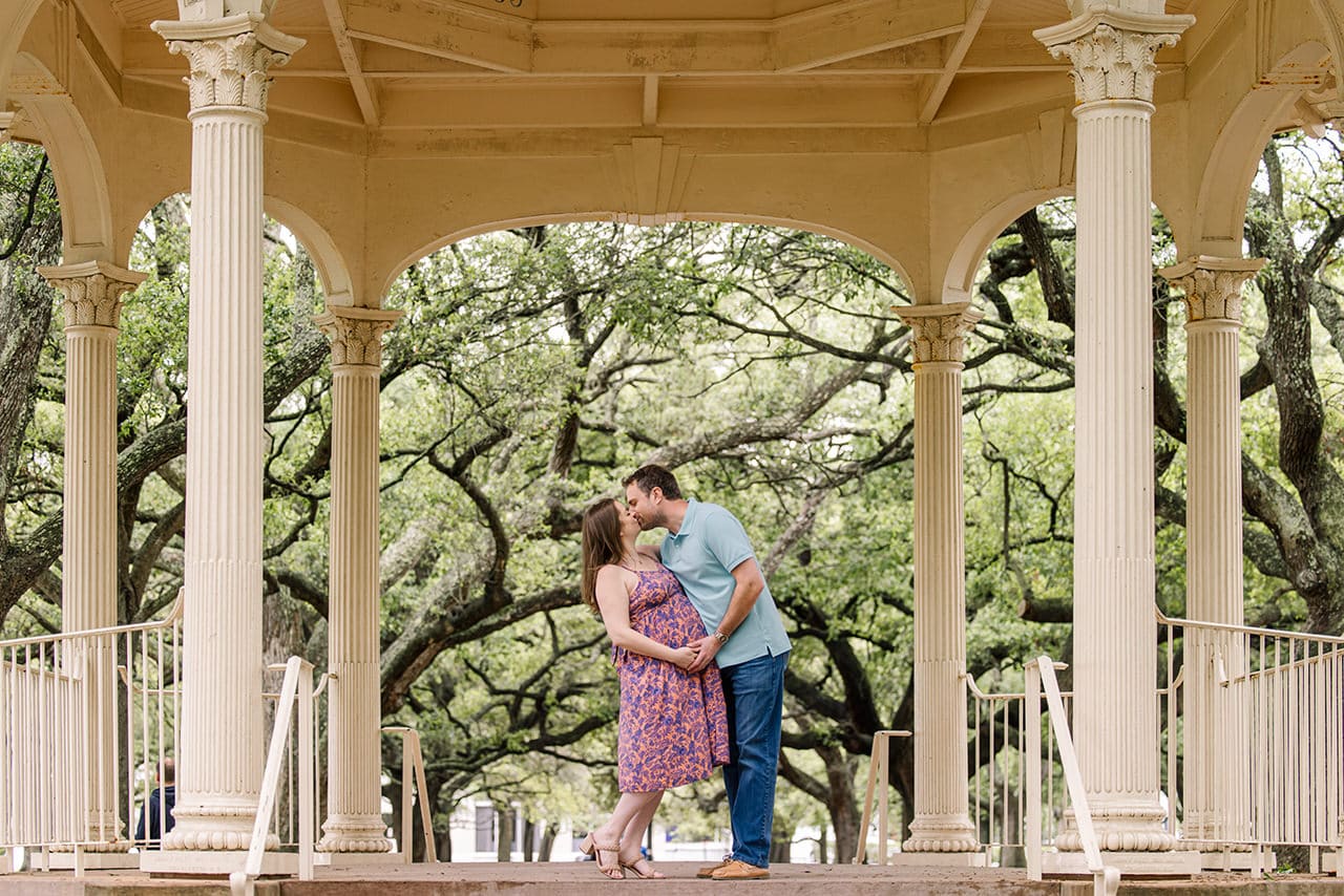 professional photographer maternity photo session at White Point Gardens
