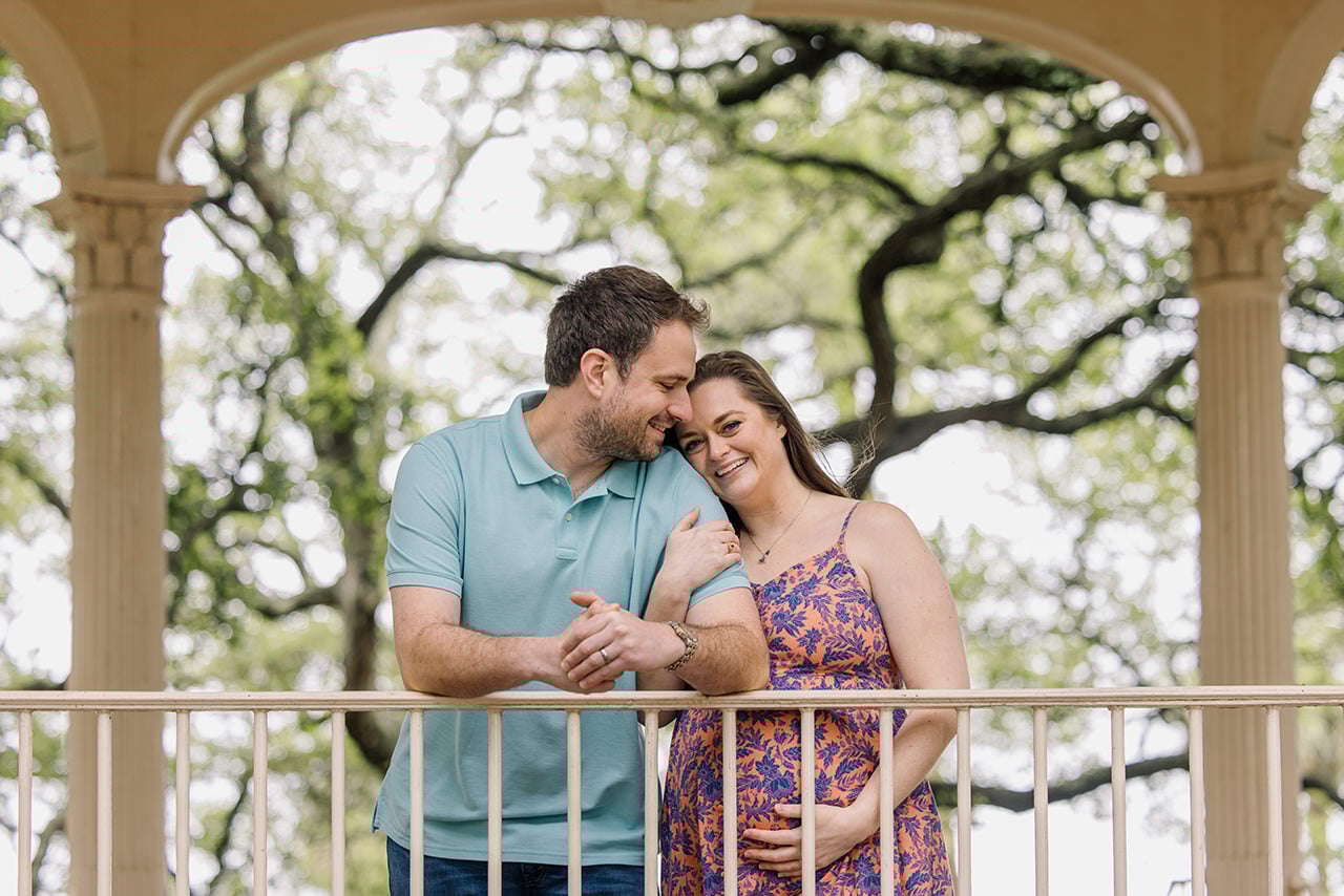 professional photographer maternity photo session at White Point Gardens