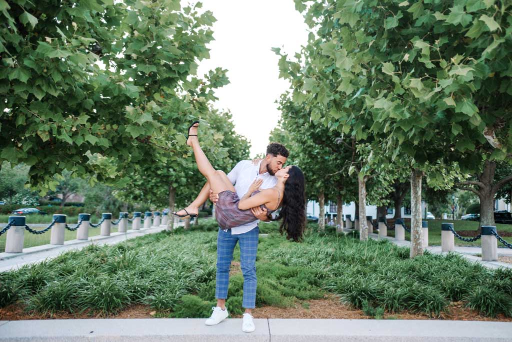 waterfront-park-and-pineapple-fountain-engagement-photographers-avenue-of-trees-2