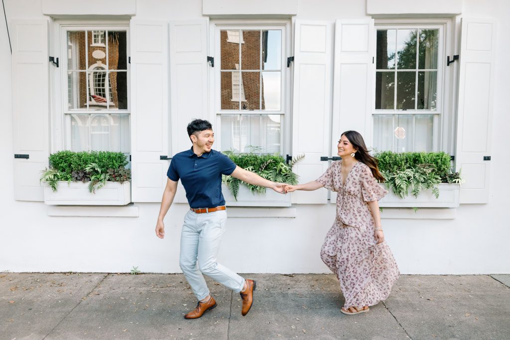 waterfront-park-and-pineapple-fountain-engagement-photographers-rainbow-row-3