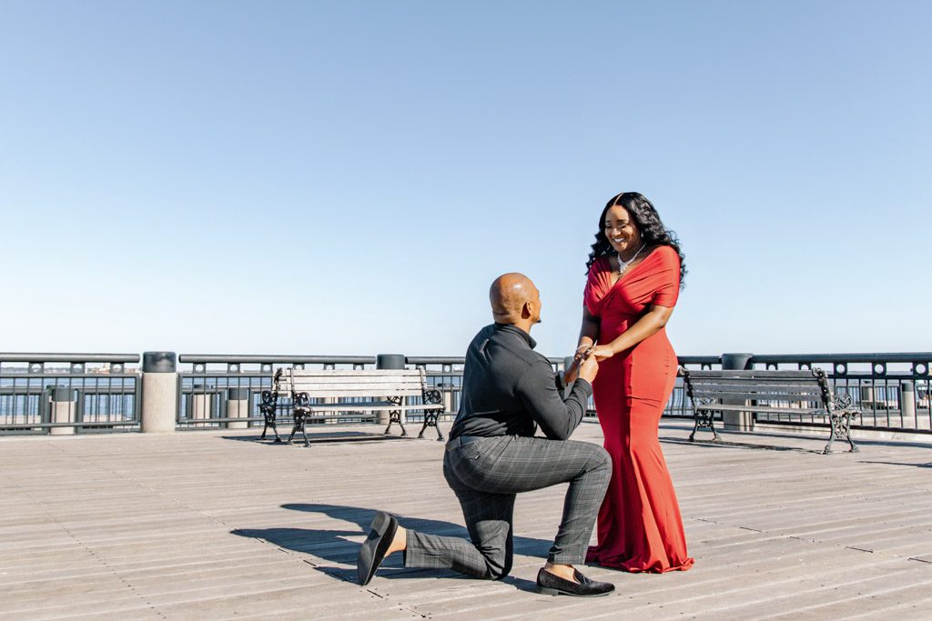 waterfront-park-and-pineapple-fountain-engagement-photographers-waterfront-park-pier-2